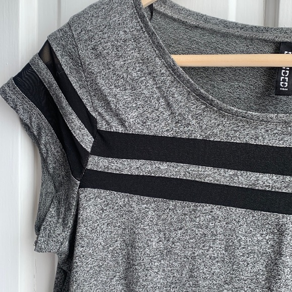 H&M short sleeved tee with black mesh stripes - Picture 4 of 6